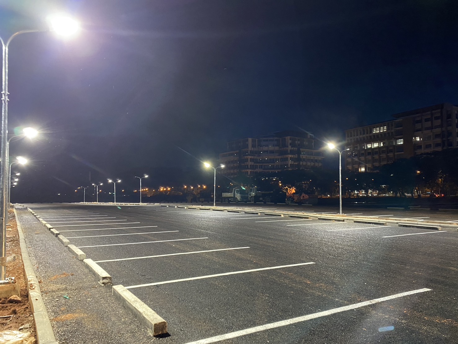 เสาไฟถนนกิ่งเดี่ยวและกิ่งคู่ 4 เมตร และ โคมไฟถนน LED Polaris Standard Series ม.แม่ฟ้าหลวง จ.เชียงราย